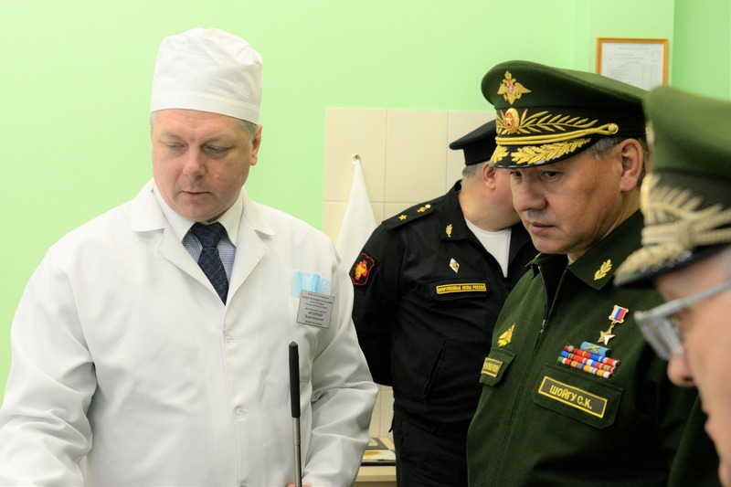 Профессор Арсентьев докладывает министру обороны России генералу армии Сергею ШОЙГУ о ходе лечения сирийских детей.