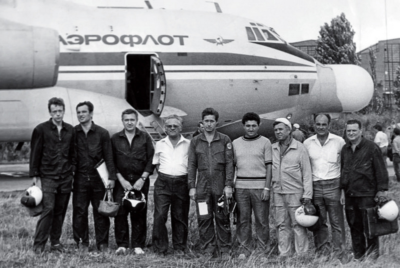 Экипаж и специалисты у ЛЛ1А2 после выполнения 1-го испытательного полета