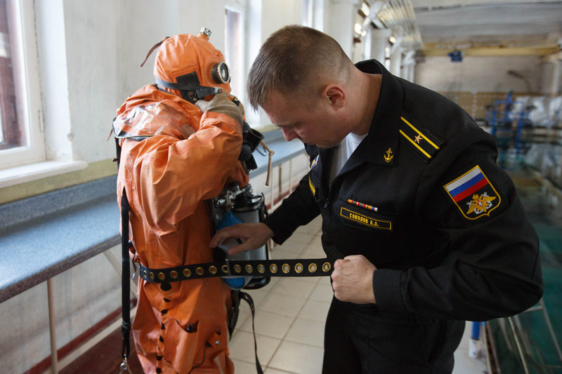 Тренировка водолазов в НИИ спасания и подводных технологий ВУНЦ ВМФ РФ