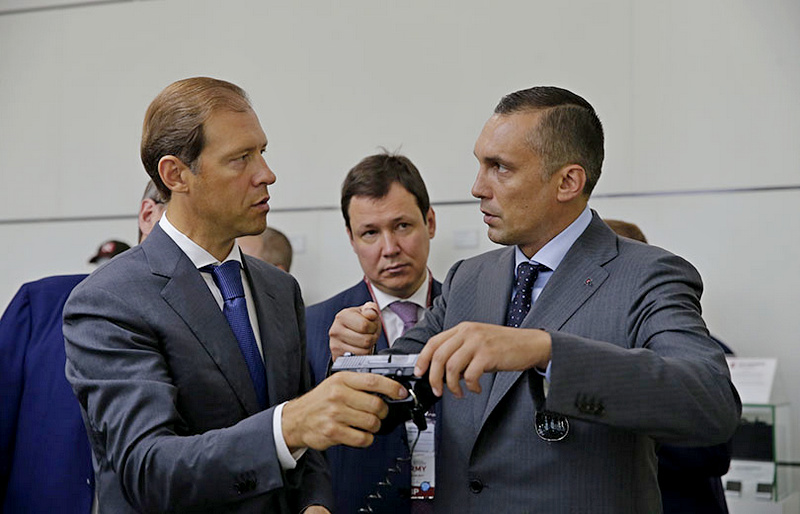 Министр промышленности и торговли Российской Федерации Денис Мантуров и генеральный директор АО 