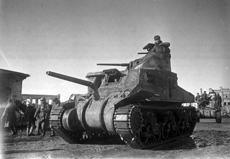 Советские войска на американских средних танках M3 «Генерал Ли» вступают в освобожденный город Вязьма.