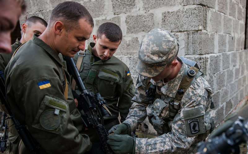 Американский инструктор показывает украинским солдатам как обращаться с винтовкой М-4
