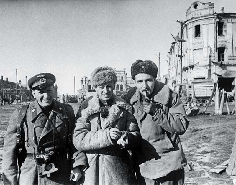 Фотокорреспондент Б. Цейтлин, кинооператор Р. Кармен и писатель К. Симонов на улице освобожденной Вязьмы. 1943 год.