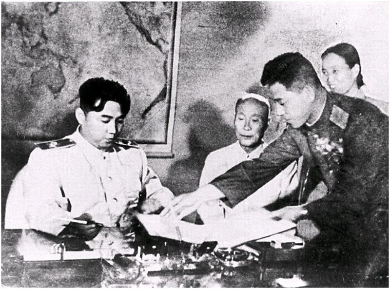 Лидер КНДР Ким Ир Сен подписывает соглашение о перемирии.