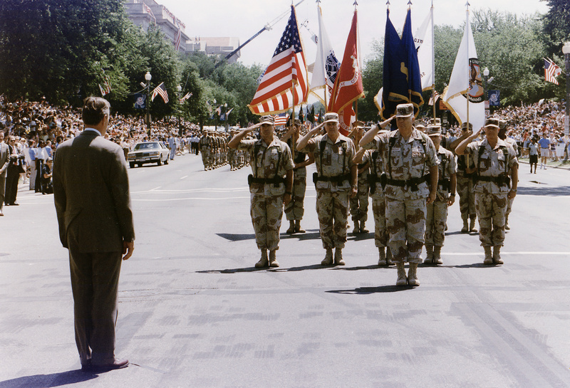 Президент Буш принимает парад по завершении операции «Буря в пустыне» в 1991 году.