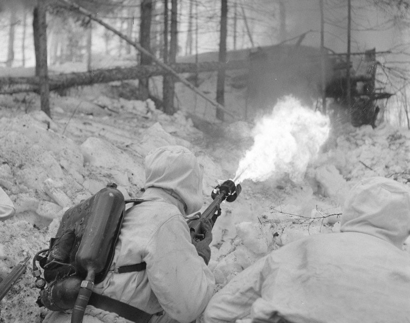 В огнемётные роты Красной Армии отбирались наиболее смелые, обстрелянные бойцы.