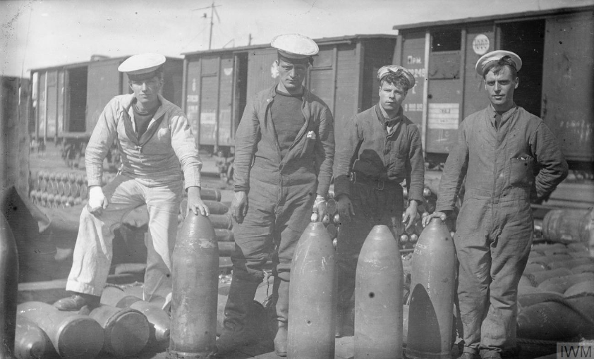 Британские моряки разгружают снаряды в Мурманске, 1919 год