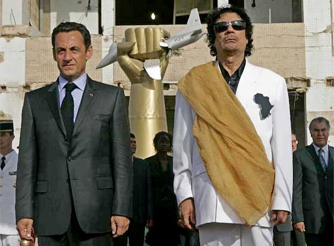 Николя Саркози и Муамар Каддафи