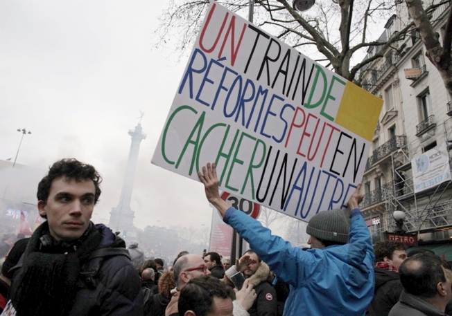 Участники манифестации в рамках массовой забастовки французских железнодорожников и государственных служащих, протестующих против реформ президента Франции Эммануэля Макрона, в Париже.