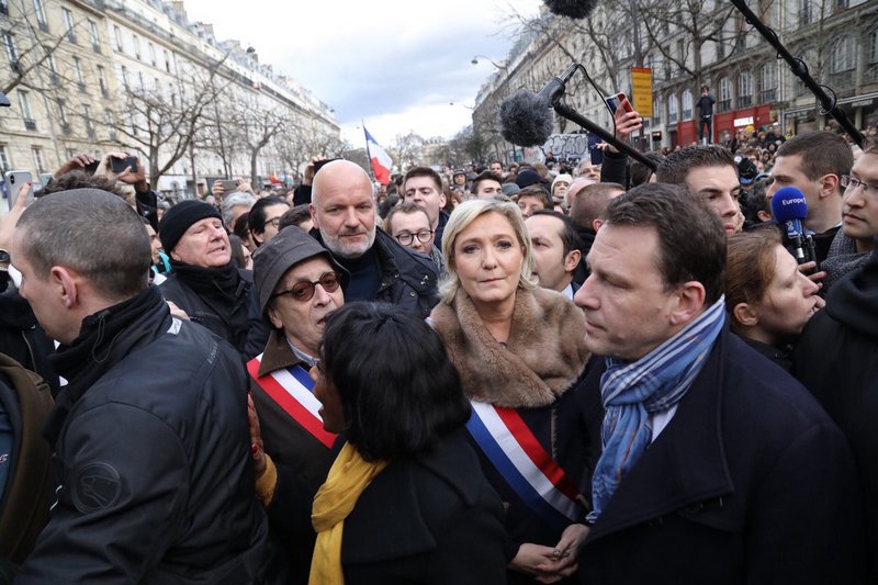 Марин Ле Пен на улице с протестующими против реформ