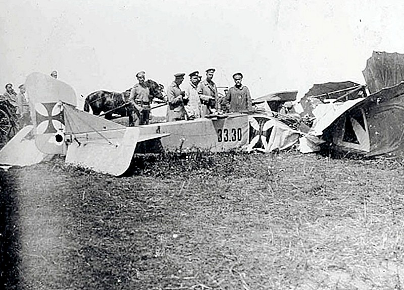 Николай ІІ у сбитого германского самолета.