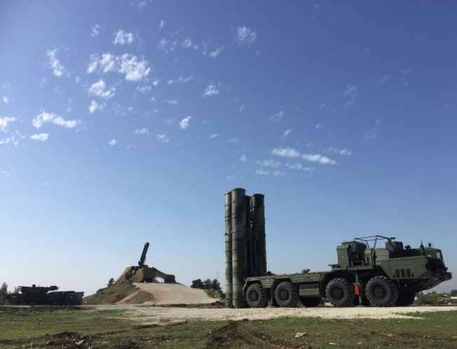 Зенитно-ракетный комплекс С-400 на боевом дежурстве на российской авиабазе Хмеймим
