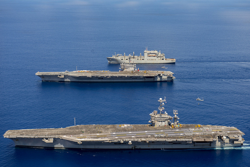 Группа кораблей ВМФ США во главе с авианосцем «Гарри Трумэном»