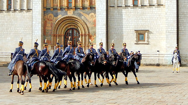 В Кремле бойцы с шашками гарцуют на конях в «гольфиках»