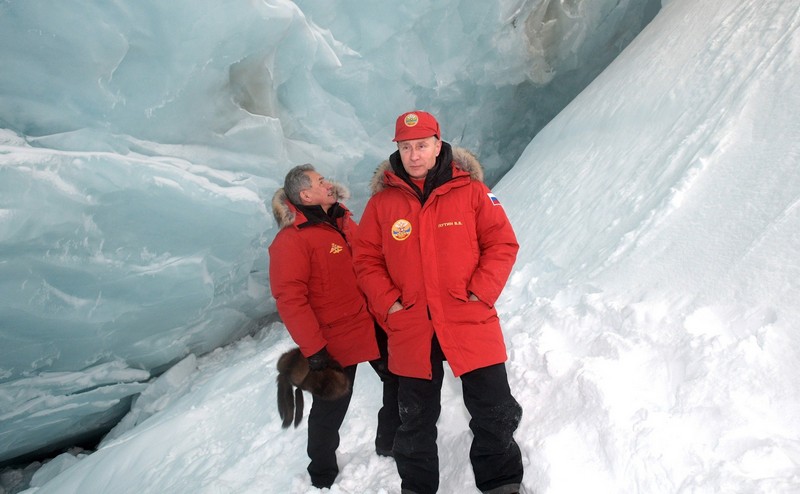 Президент РФ Владимир Путин и министр обороны Сергей Шойгу в Арктике