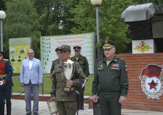 В Сухопутных войсках наградили победителей конкурсов по полевой выучке именными кубками Героев Советского Союза В Сухопутных войсках наградили победителей конкурсов по полевой выучке именными кубками Героев Советского Союза