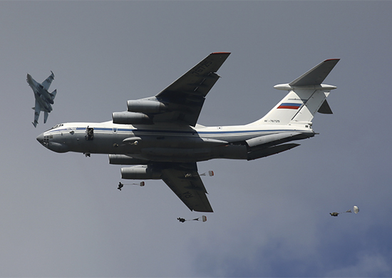 Истребители МиГ-31БМ и Су-27 обеспечили прикрытие основного этапа учений ВДВ и ВТА Истребители МиГ-31БМ и Су-27 обеспечили прикрытие основного этапа учений ВДВ и ВТА