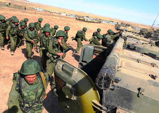 Мотострелки российской военной базы в Армении и военнослужащие республики борются за победу в рамках конкурса «Суворовский натиск» Мотострелки российской военной базы в Армении и военнослужащие республики борются за победу в рамках конкурса «Суворовский натиск»