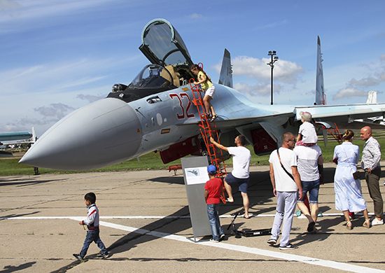 В Хабаровске в рамках форума «Армия-2018» выставку военной техники и авиации посетили сотни горожан В Хабаровске в рамках форума «Армия-2018» выставку военной техники и авиации посетили сотни горожан