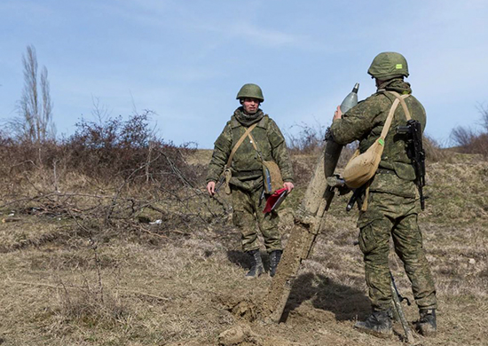 На Черноморском флоте артиллерийские подразделения армейского корпуса проводят тренировки на полигоне На Черноморском флоте артиллерийские подразделения армейского корпуса проводят тренировки на полигоне