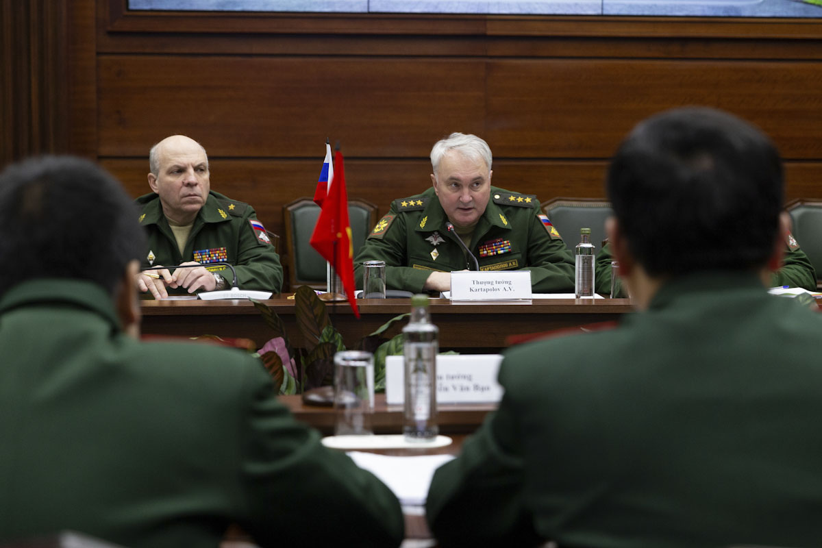 Замминистра обороны России генерал-полковник Андрей Картаполов провел встречу с военной делегацией из Вьетнама Замминистра обороны России генерал-полковник Андрей Картаполов провел встречу с военной делегацией из Вьетнама