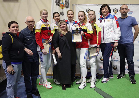 Рапиристки ЦСКА Инна Дериглазова и Кристина Самсонова в составе команды завоевали «серебро» чемпионата России по фехтованию в Сочи Рапиристки ЦСКА Инна Дериглазова и Кристина Самсонова в составе команды завоевали «серебро» чемпионата России по фехтованию в Сочи
