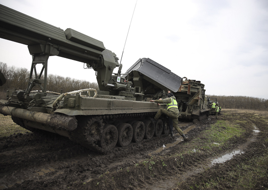 Военные инженеры ЮВО в ходе учения проложили путь для тяжелой техники через лесные болота и топи Военные инженеры ЮВО в ходе учения проложили путь для тяжелой техники через лесные болота и топи
