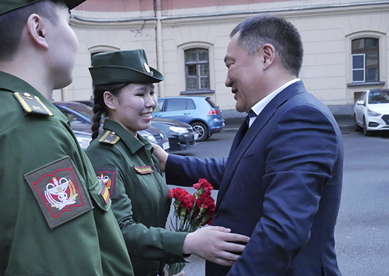 Глава республики Тыва навестил подростка, находящегося на лечении в Военно-медицинской академии Глава республики Тыва навестил подростка, находящегося на лечении в Военно-медицинской академии