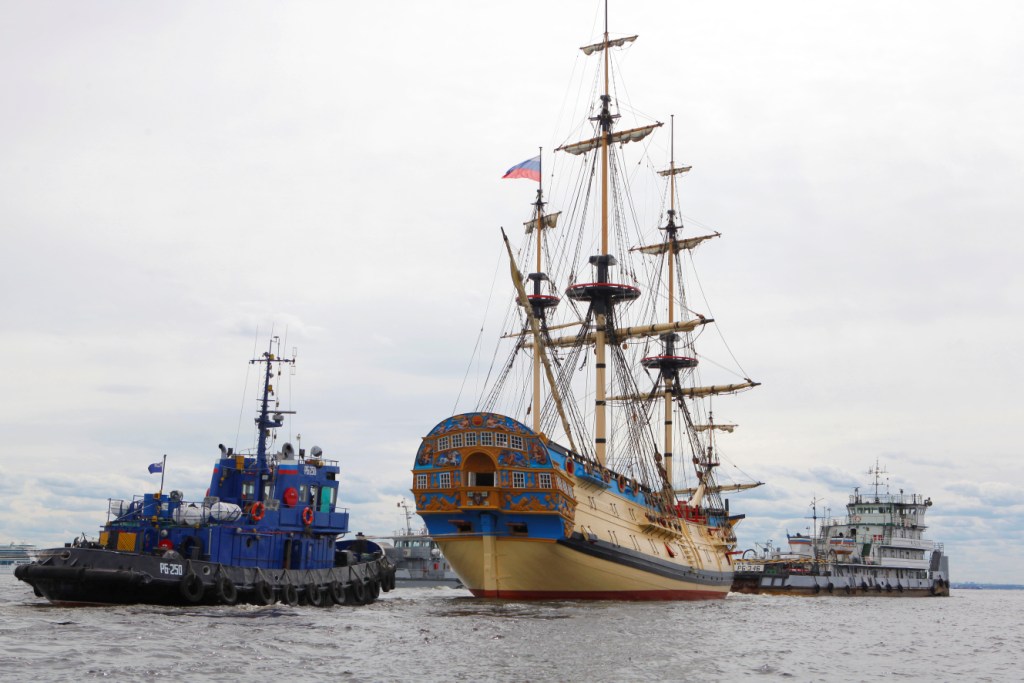 Два рейдовых буксира ВМФ успешно выполнили буксировку исторического корабля «Полтава» из Санкт-Петербурга в Кронштадт Два рейдовых буксира ВМФ успешно выполнили буксировку исторического корабля «Полтава» из Санкт-Петербурга в Кронштадт