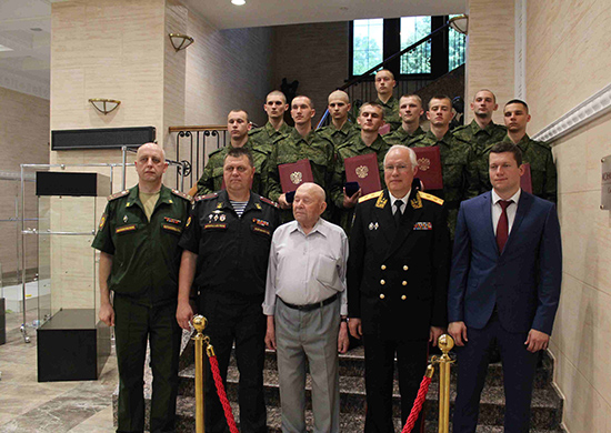 Десять новобранцев из Калининградской области будут служить в Президентском полку Десять новобранцев из Калининградской области будут служить в Президентском полку