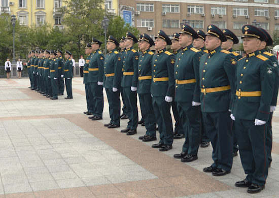 В Хабаровске прошла церемония вручения дипломов выпускникам Учебного военного центра Дальневосточного государственного университета путей сообщения В Хабаровске прошла церемония вручения дипломов выпускникам Учебного военного центра Дальневосточного государственного университета путей сообщения