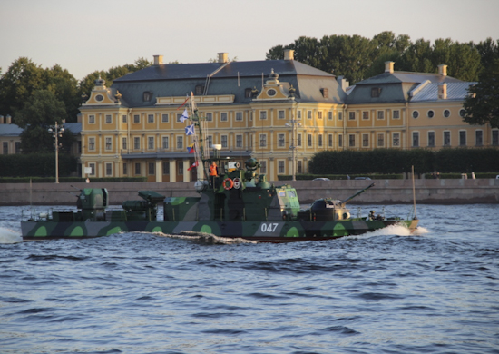 В акватории Невы проведена первая ночная тренировка Главного Военно-морского парада В акватории Невы проведена первая ночная тренировка Главного Военно-морского парада