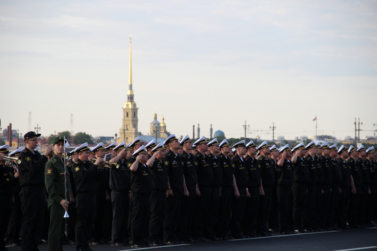 На Сенатской площади состоялась первая тренировка пеших парадных расчетов в преддверии Главного военно-морского парада На Сенатской площади состоялась первая тренировка пеших парадных расчетов в преддверии Главного военно-морского парада