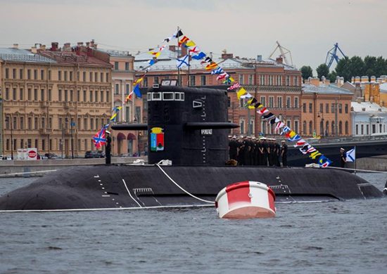 Впервые в Главном военно-морском параде на Неве приняла участие новейшая серийная неатомная подлодка типа «Лада» Впервые в Главном военно-морском параде на Неве приняла участие новейшая серийная неатомная подлодка типа «Лада»