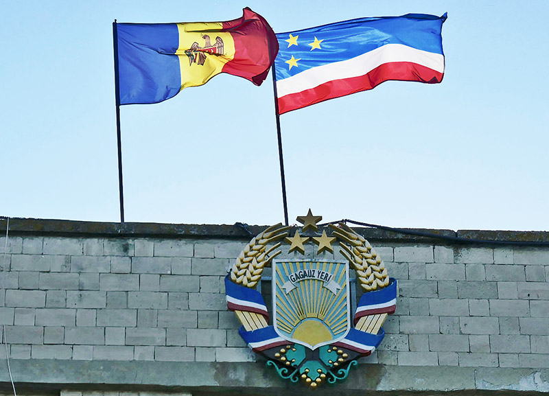 Флаги Гагаузии и Молдовы на здании правительства
