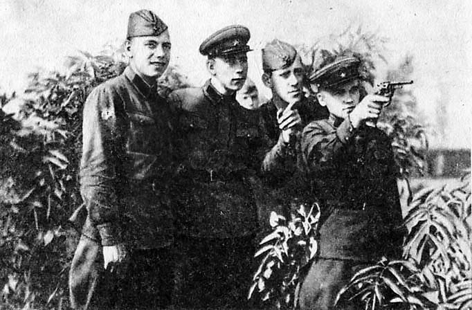 Наган - личное оружие офицеров Красной Армии