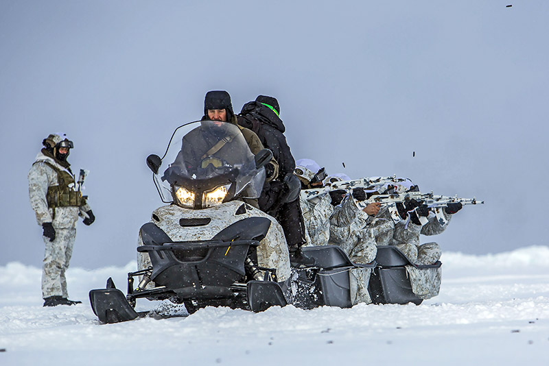 Бойцы «Летучего отряда» на учениях в Арктике. За рулем - Даниил Мартынов. 
