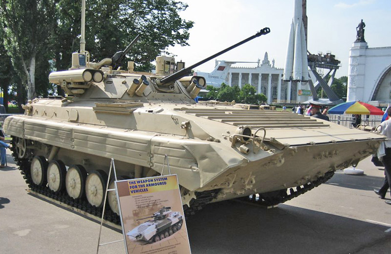 БМП-2М на выставке нового вооружения на ВДНХ.