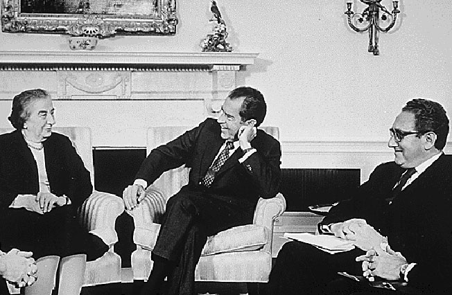 Президент США Ричард Никсон не замечает, а премьер-министр Израиля Голда Меир не признает наличие ядерного оружия.