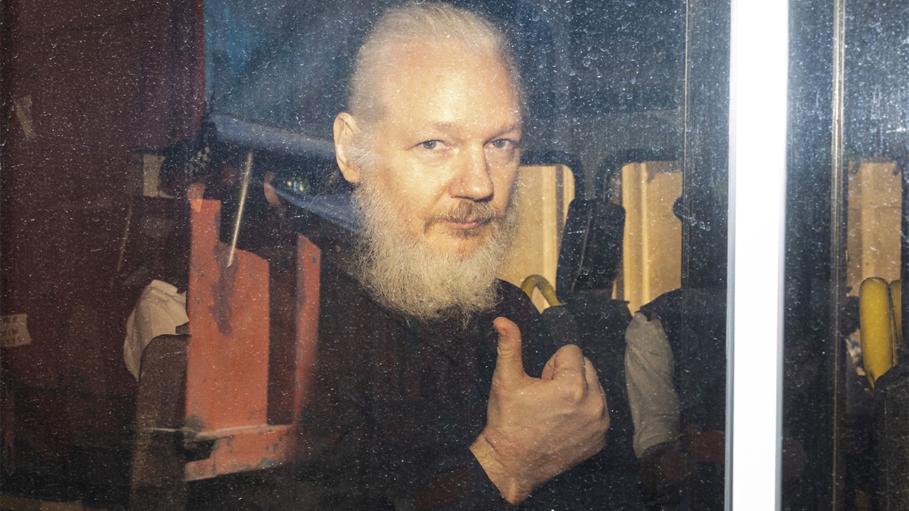 Кто сдал Ассанжа? Кто сдал Ассанжа?