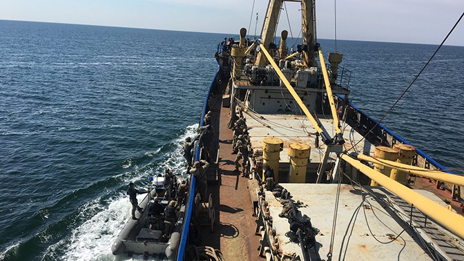 Морской бой: ВСУ начали учиться абордажному захвату судов на воде Морской бой: ВСУ начали учиться абордажному захвату судов на воде