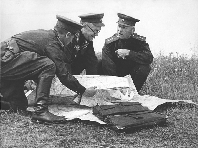 Маршал СССР Г.К.Жуков и генерал-полковник И.С.Конев во время проведения Белгородско-Харьковской стратегической наступательной операции. 1943 г.