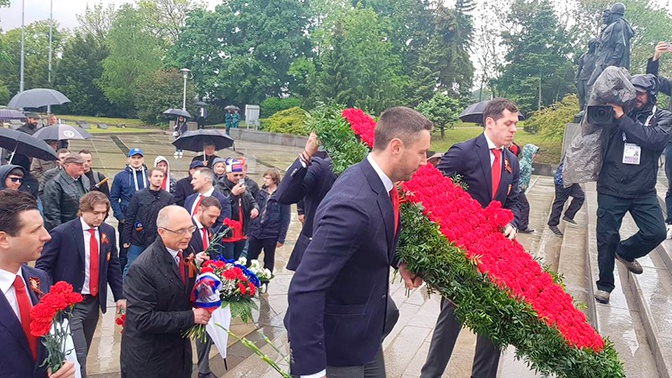 Хоккеисты российской сборной возложили цветы к мемориалу советским воинам в Братиславе Хоккеисты российской сборной возложили цветы к мемориалу советским воинам в Братиславе