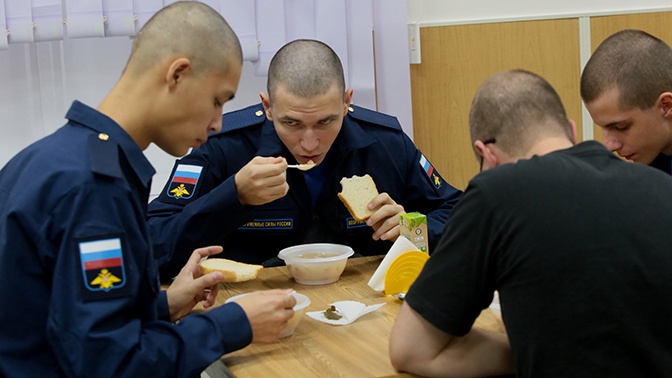 В Минобороны рассказали, чем кормят солдат В Минобороны рассказали, чем кормят солдат