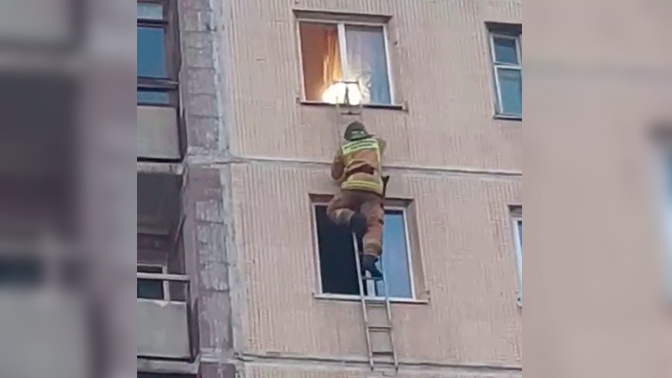 «Пытался привлечь внимание, бросал игрушки»: очевидцы о спасении ребенка из многоэтажки в Петербурге «Пытался привлечь внимание, бросал игрушки»: очевидцы о спасении ребенка из многоэтажки в Петербурге