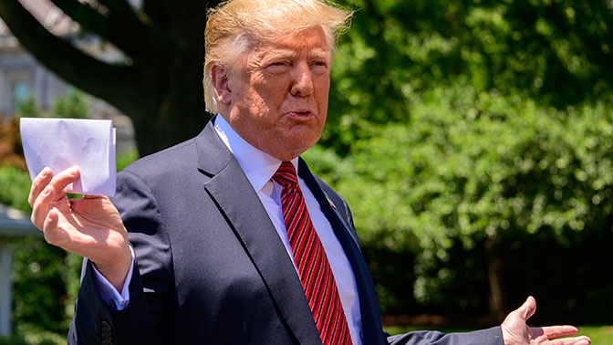 Размахивающий документом Трамп раскрыл детали секретного соглашения Размахивающий документом Трамп раскрыл детали секретного соглашения