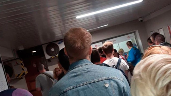 Из-за сбоя в работе автоматов в московском метро образовались огромные очереди Из-за сбоя в работе автоматов в московском метро образовались огромные очереди