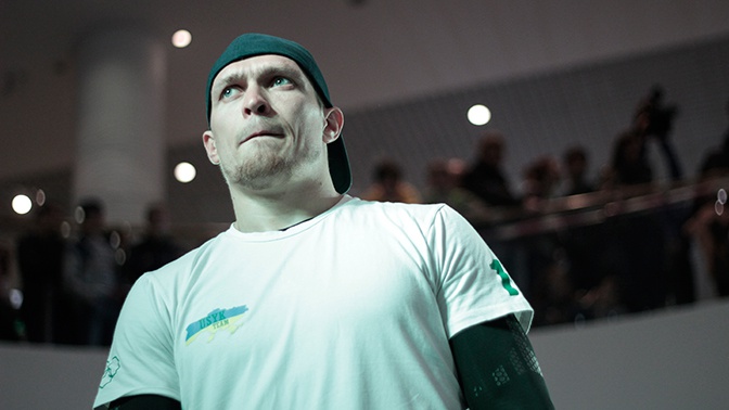 Боксер Усик отказался от чемпионского титула Боксер Усик отказался от чемпионского титула