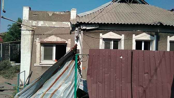 В Донбассе артобстрел повредил шахту и жилые дома В Донбассе артобстрел повредил шахту и жилые дома