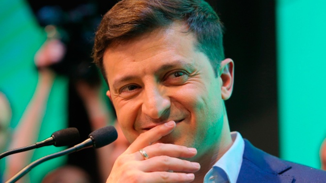 Зеленский показал журналистам «прикол» в своем кабинете Зеленский показал журналистам «прикол» в своем кабинете